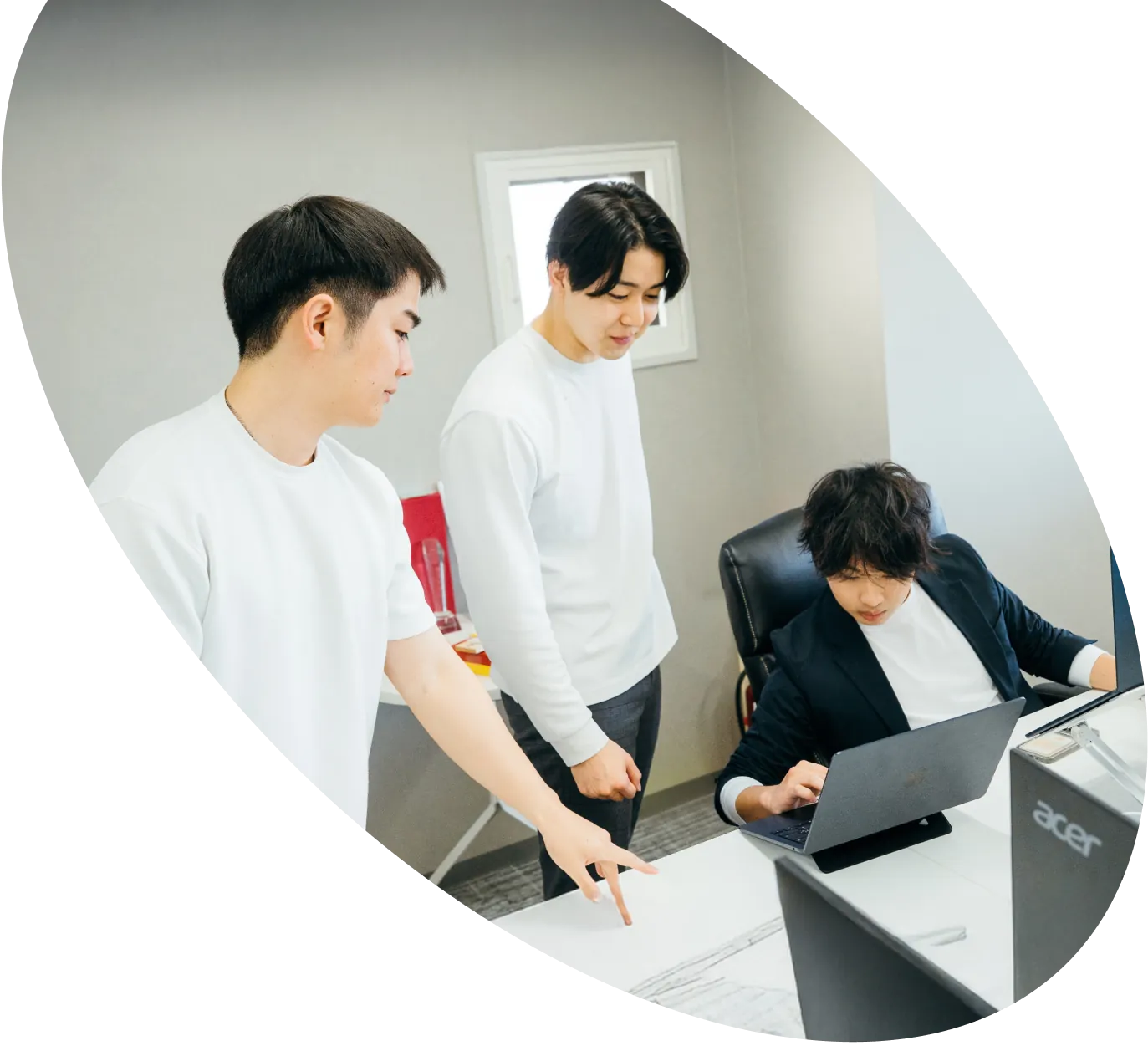 チームでの打ち合わせ風景