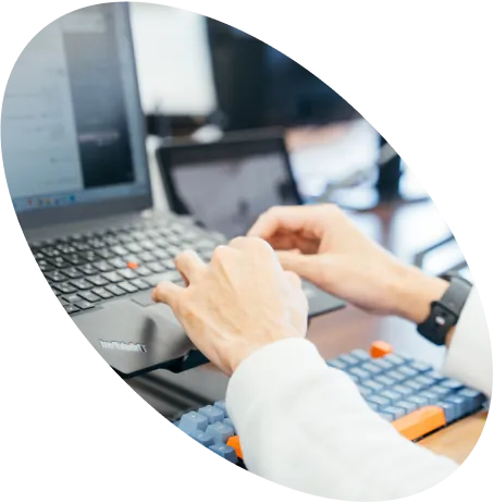 パソコンでの作業風景