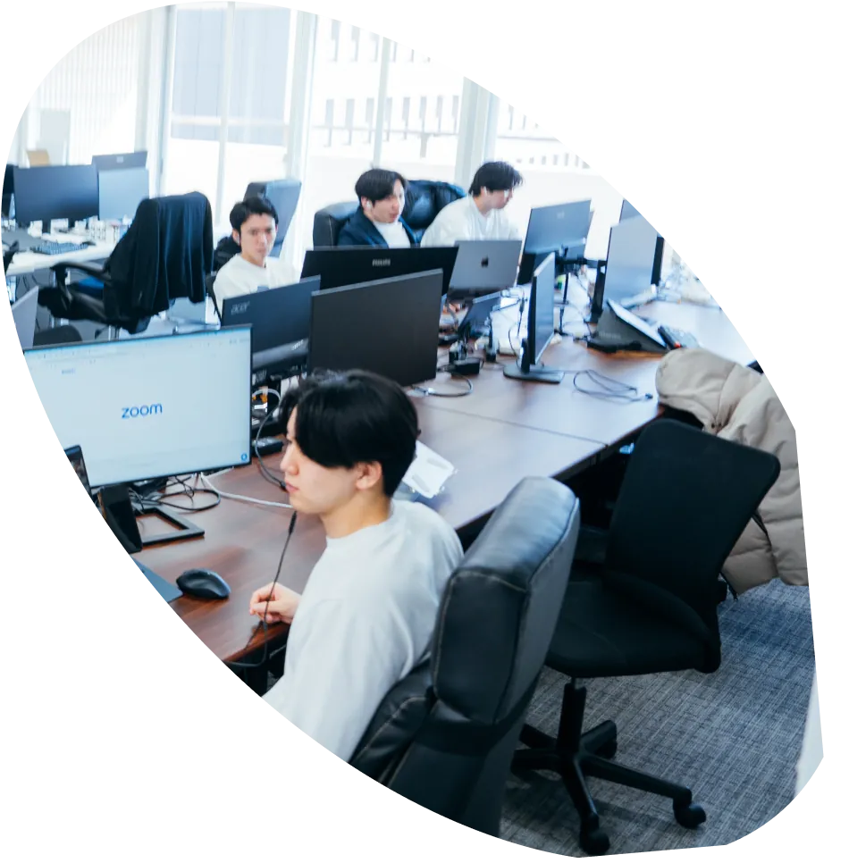 オフィスでの業務風景