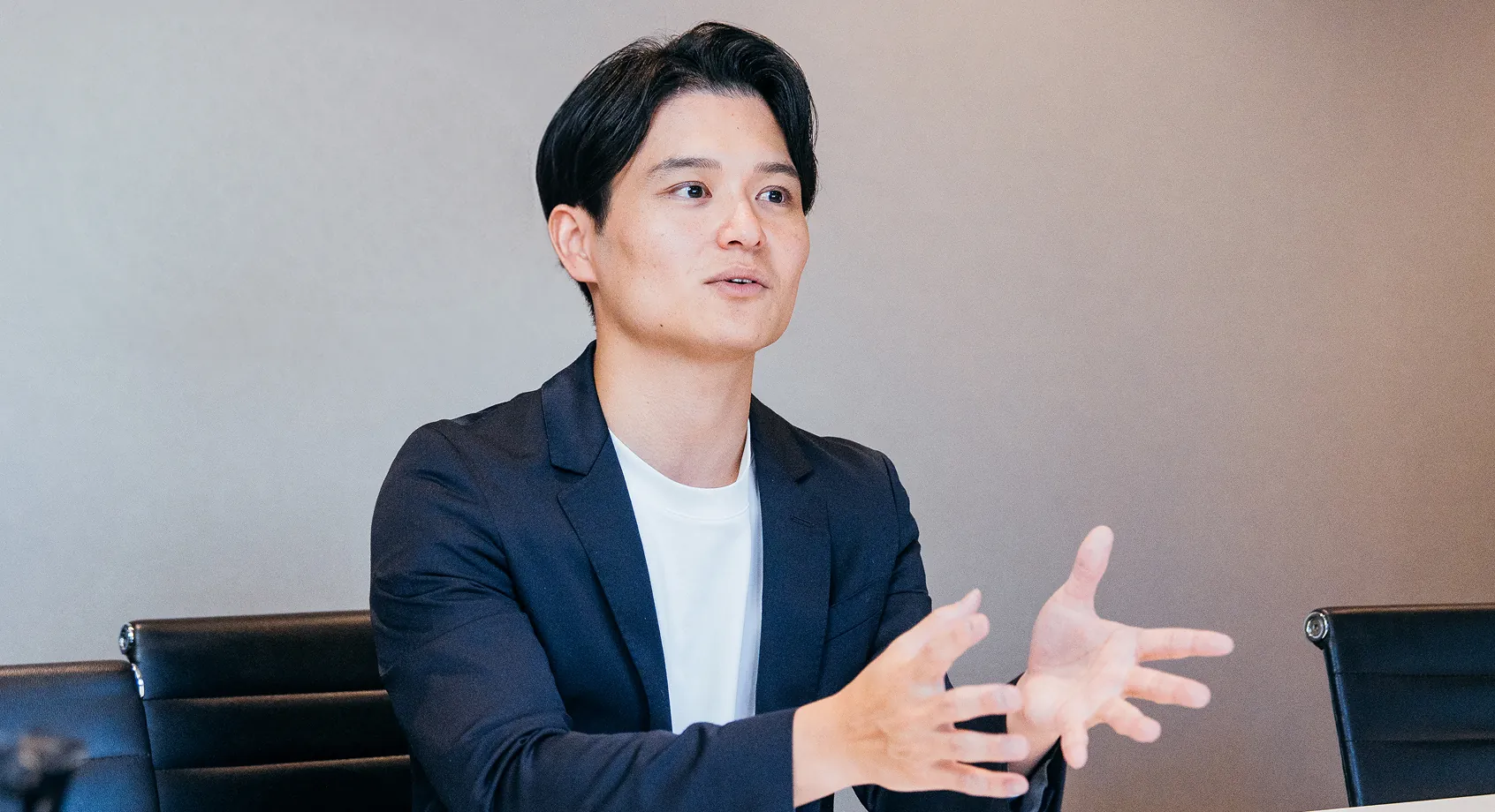 従来の広告代理店とロットネストの支援体制の比較図